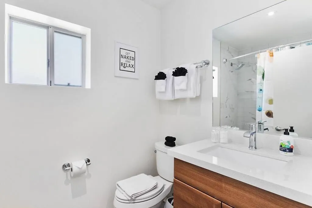 דירות פיניקס Modern Contemporary Living In Dtph - Poolside.