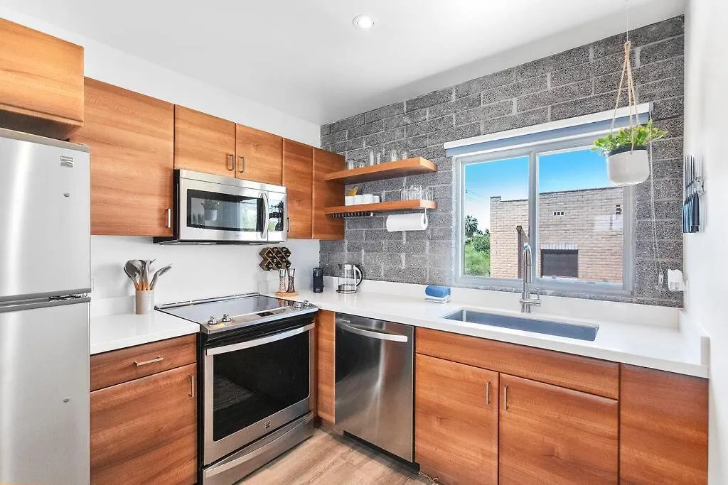 דירות פיניקס Modern Contemporary Living In Dtph - Poolside.